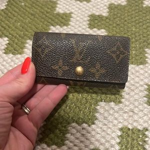 Louis Vuitton 4 Key Ring Holder. In great condition